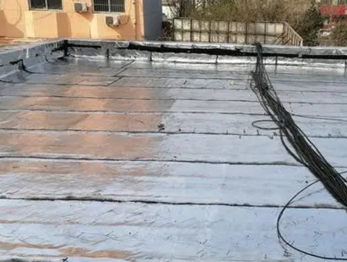 仙游卫生间漏水维修公司分享下仙游屋面楼顶防水刚性防水层施工要点。